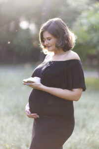 maternity-shoot-budapest-outdoor-golden-hour