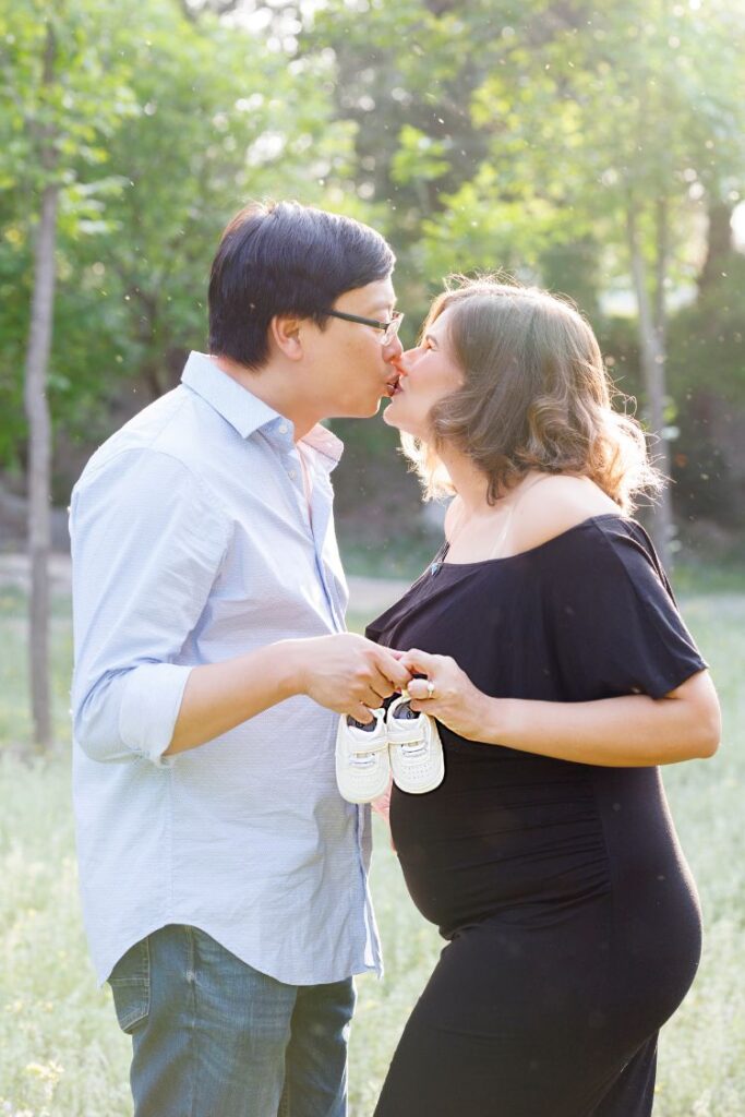 maternity-shoot-budapest-outdoor-golden-hour-creative