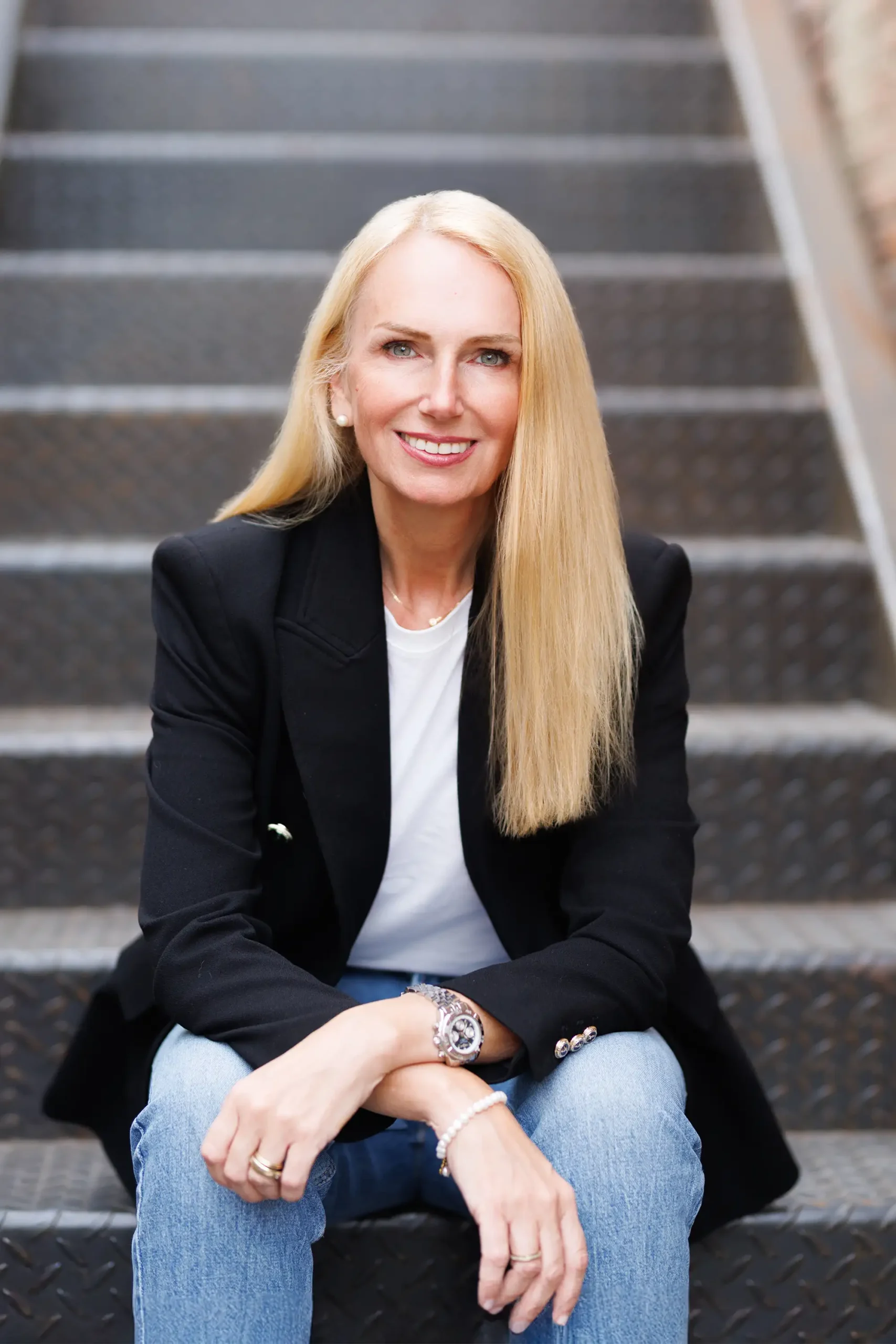 Személyes márka fotózás Budapesten barátságos, természetes megjelenéssel weboldalhoz és LinkedInhez