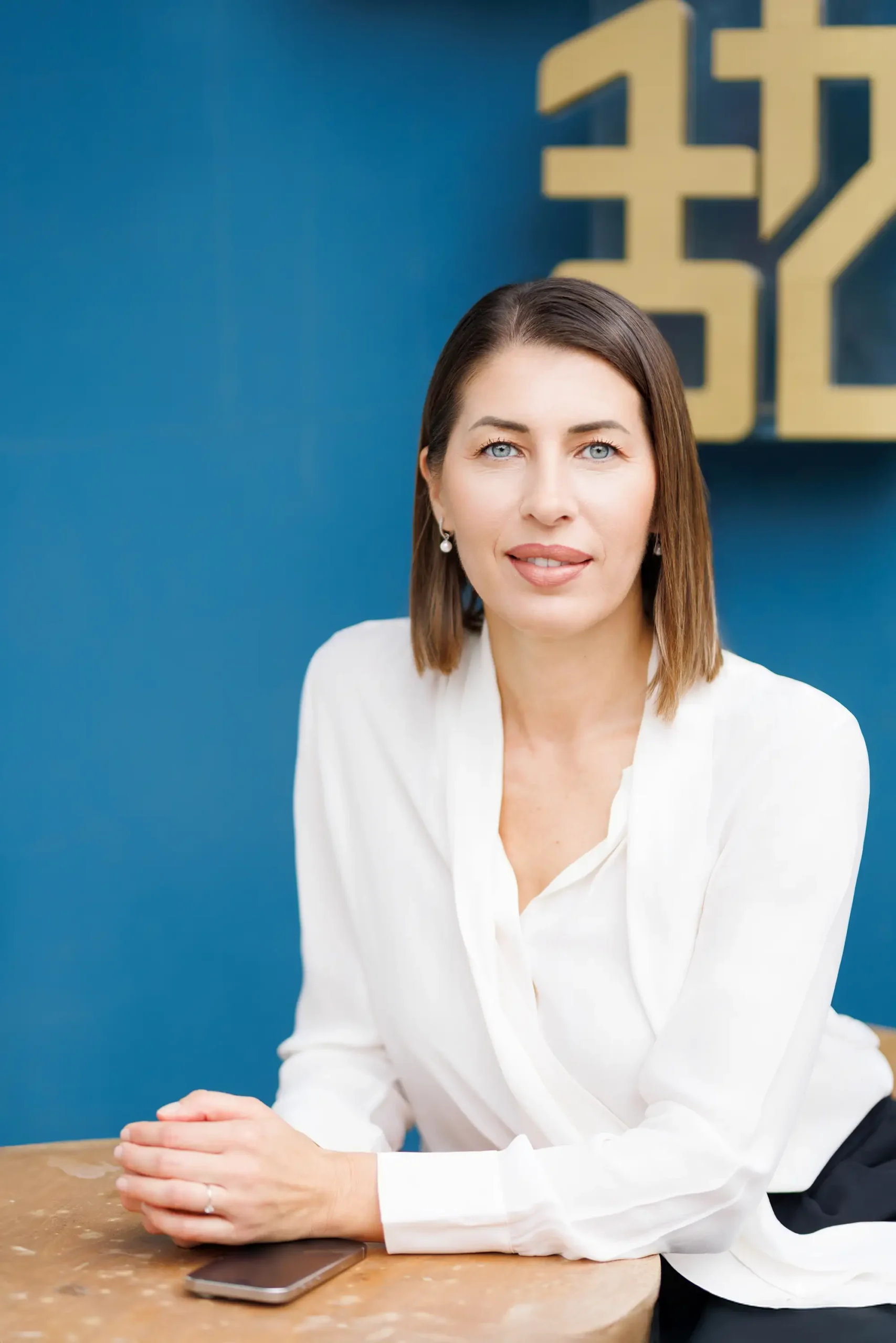 Természetes fényű üzleti portré fotózás Budapesten női vállalkozóknak