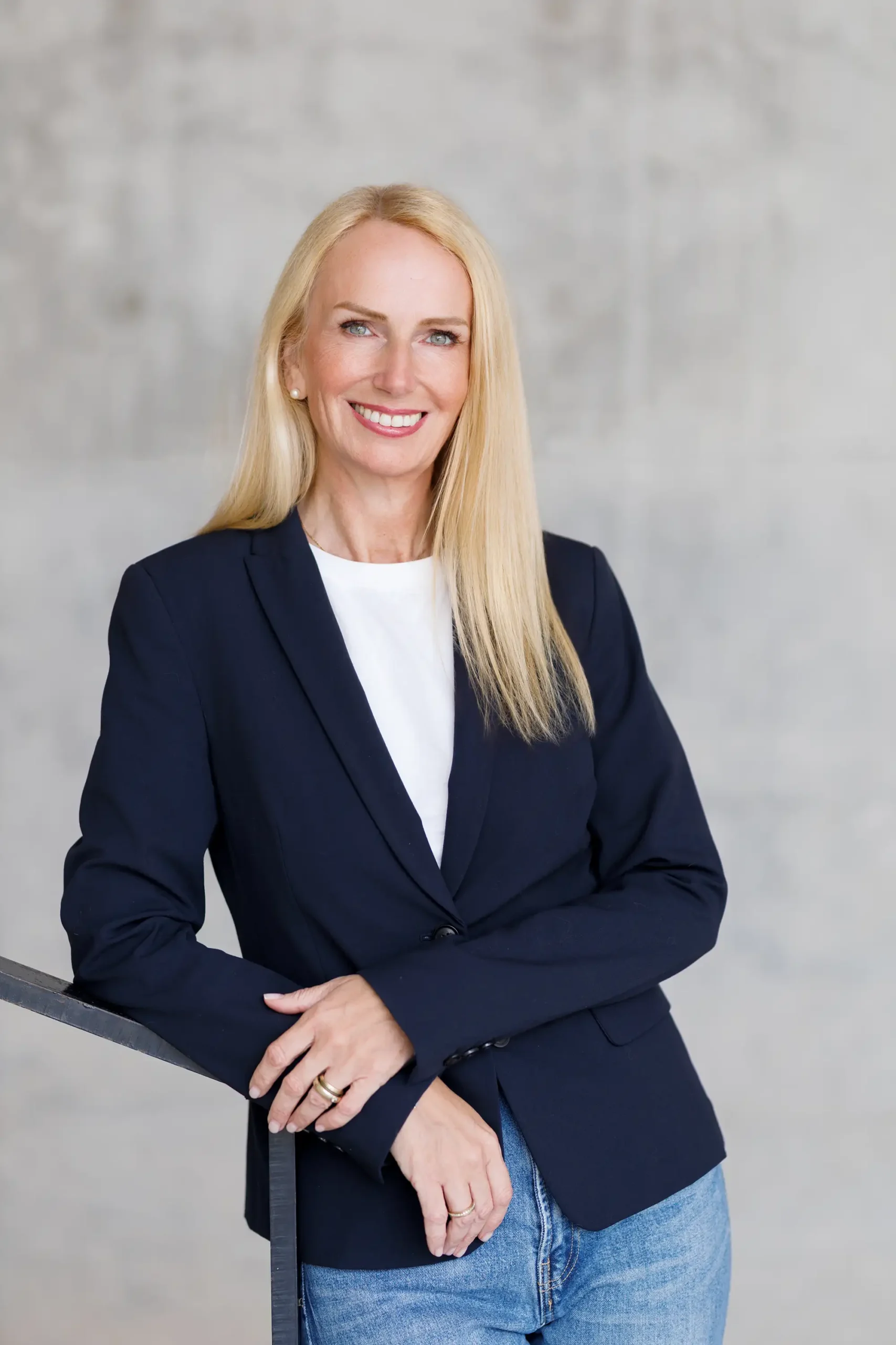 Letisztult business portré fotó vállalkozói arculathoz és személyes márkához