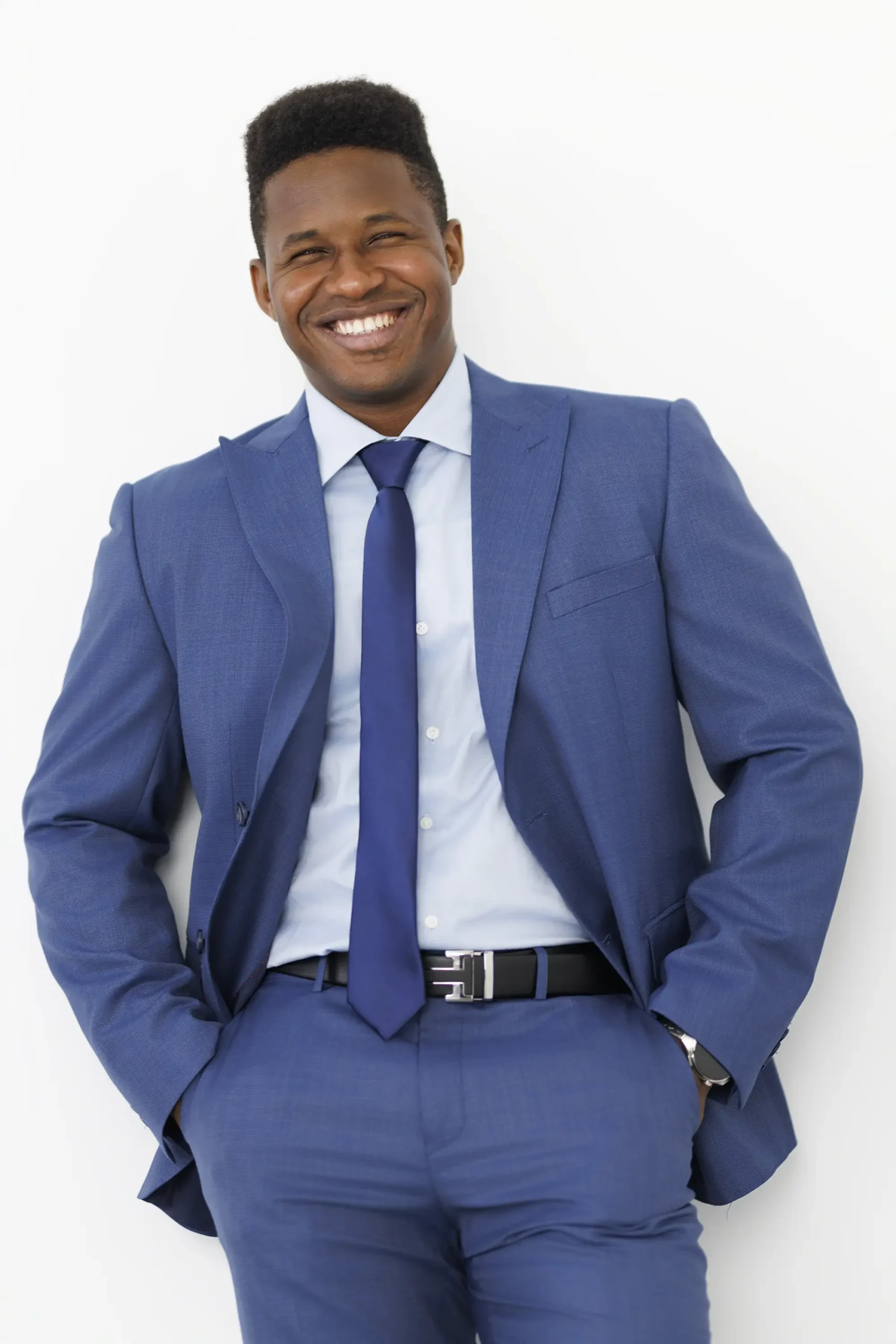 Professzionális brand és business portré fotó vállalkozóknak világos, minimalista környezetben