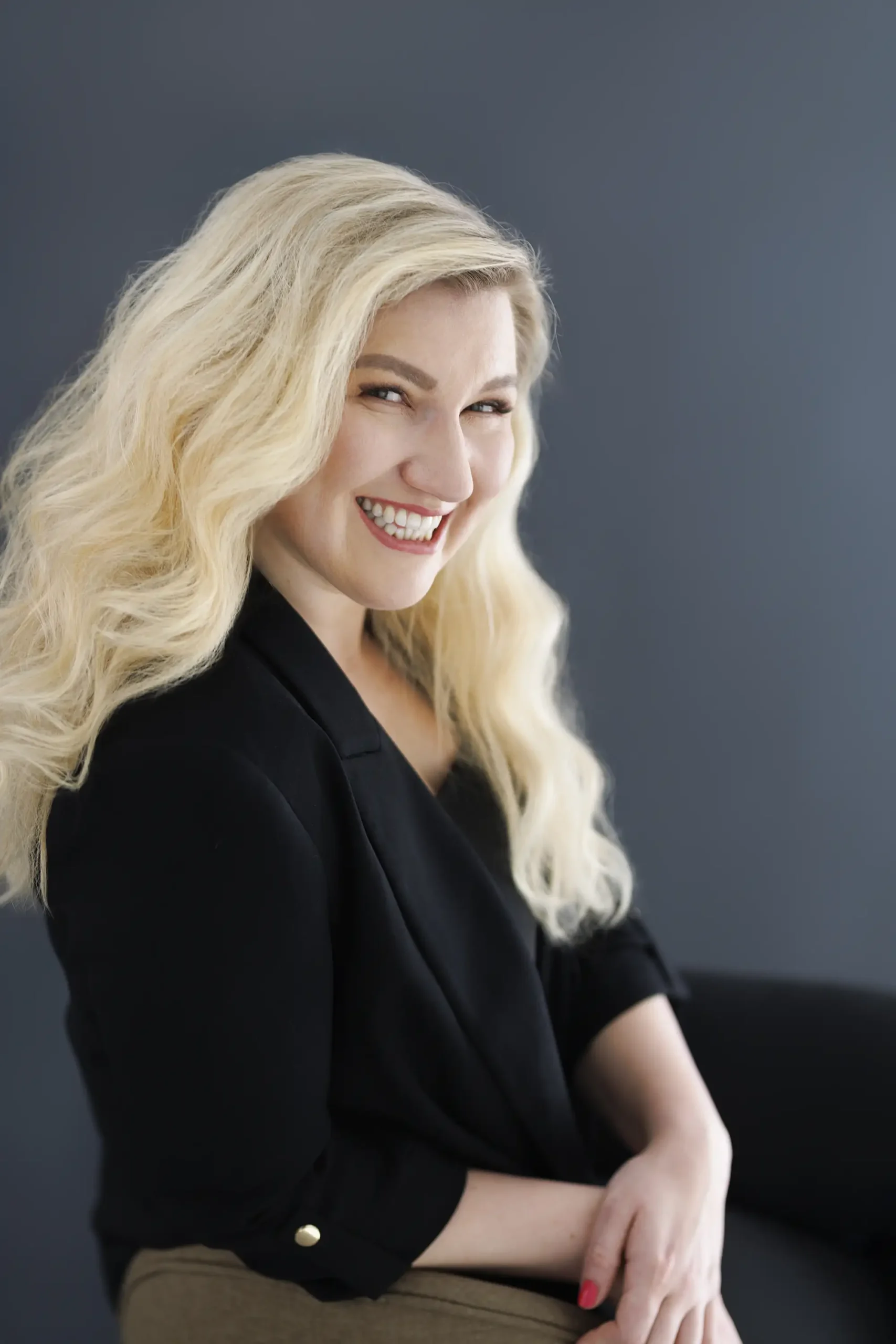 Természetes hangulatú brand fotózás Budapesten női vállalkozóknak, letisztult üzleti portré